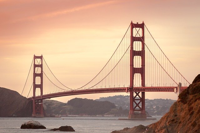 Golden Gate Bridge v San Fran 