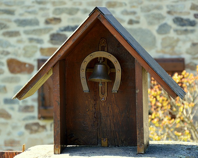 zvonek s podkovou.jpg