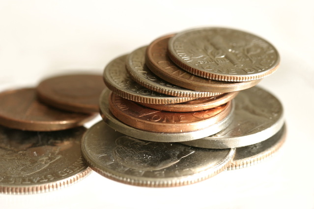 hromádka mincí různé hodnoty a z různého materiálu