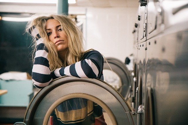 žena v prádelně